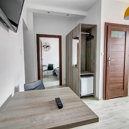 Pod Zegarem - W Cenie Parking, Szybkie Wifi, Duzy Ogrod, Wiata Grilowa! Séjour chez l'habitant