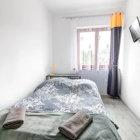 Homestay szállás Pod Zegarem - W Cenie Parking, Szybkie Wifi, Duzy Ogrod, Wiata Grilowa!