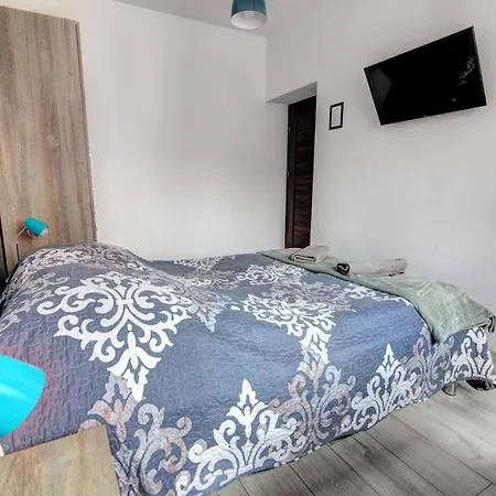 Homestay Pod Zegarem - W Cenie Parking, Szybkie Wifi, Duzy Ogrod, Wiata Grilowa! *